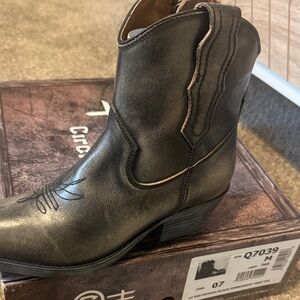 Corral Distressed Black Embroidery Snip Toe Boots